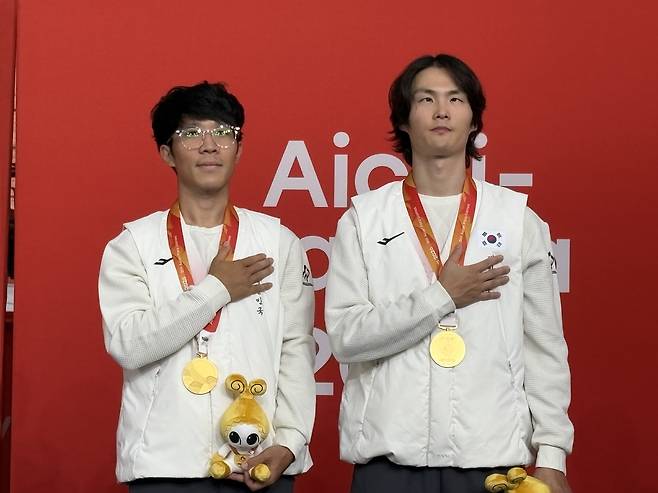 2026 아이치·나고야 아시안패러게임 사이클 트랙 남자 4000m 개인추발 우승을 차지한 김정빈(오른쪽)과 윤중헌. (대한장애인체육회 제공. 재판매 및 DB 금지)