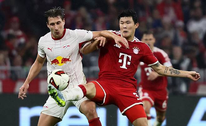 epa13311935 Min-jae Kim of Munich (R) and Willi Orban of Leipzig (L) in action during the German Bundesliga soccer match between FC Bayern Munich and RB Leipzig in Munich, Germany, 17 October 2026. EPA/RONALD WITTEK CONDITIONS - ATTENTION: The DFL regulations prohibit any use of photographs as image sequences and/or quasi-video.
<저작권자(c) 연합뉴스, 무단 전재-재배포, AI 학습 및 활용 금지>