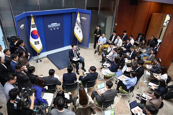 이재명 대통령이 19일 청와대 춘추관을 찾아 취재진과 간담회를 하고 있다. (청와대통신사진기자단) 2026.10.19