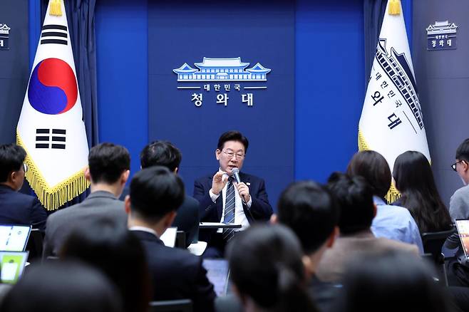 이재명 대통령이 19일 청와대 춘추관을 방문해 기자들과 간담회를 하고 있다. 2026.10.19. 서울=뉴시스