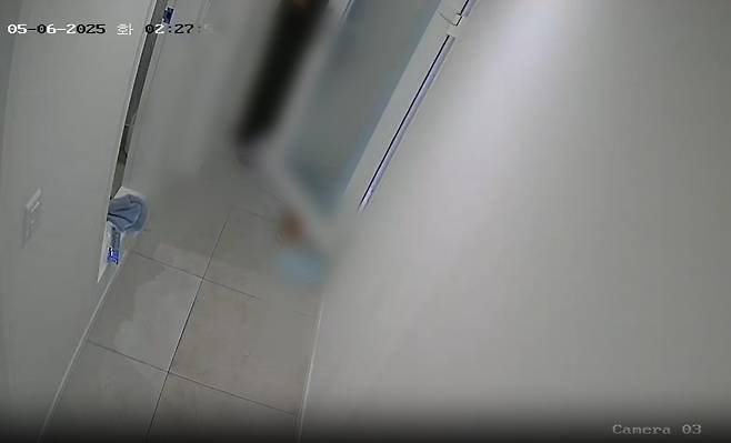 지난해 5월 6일 전통예술고등학교에 재학 중이던 남학생 2명이 여학생 1명을 성폭행한 사건이 발생했다. 사진은 범행 장소인 경기 안양시의 음악 연습실 내부를 촬영한 폐쇄회로(CC)TV 영상을 캡처한 것으로, 남학생이 범행 발생 장소로 들어가는 모습이다. 안양만안경찰서는 피의자 2명을 특수강간 등 혐의로 올해 1월 수원지검 안양지청(현 수원지방공소청 안양지청)에 송치했다. 한국일보 자료사진