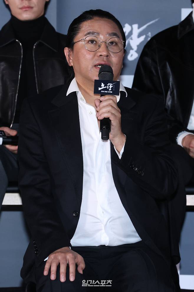 김한민 감독이 12일 오후 서울 송파구 롯데월드타워 월드몰에서 진행된 영화 ‘노량: 죽음의 바다’(감독 김한민) 언론배급시사회 및 기자간담회에서 인사말을 하고 있다. 서병수 기자 qudtn@edaily.co.kr /2023.12.12/
