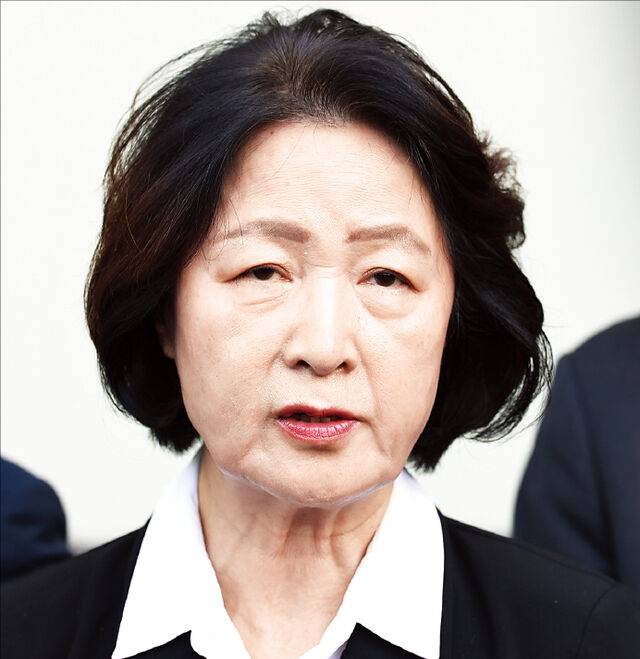 추미애 경기지사가 17일 경기도 부천 순천향대병원 장례식장에서 부천 공장 화재로 숨진 고(故) 김진석 소방위의 빈소를 조문한 뒤 취재진 질문에 답변하고 있다. 추 지사는 ‘소방 재정 빨대’ 발언에 대해 “사과를 바라시니까 정말 마음을 다해서 사과드린다”고 말해 ‘억지 사과’ 논란이 불거졌다. 뉴시스