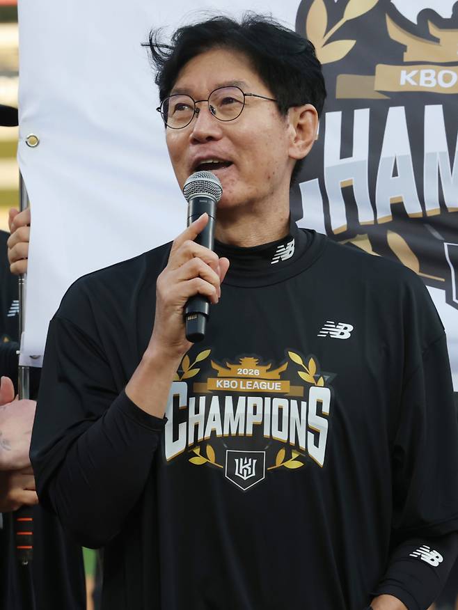kt위즈 이강철 감독이 지난 5일 오후 경기 수원시 장안구 kt위즈파크에서 열린 '2026 신한 SOL 뱅크 KBO리그' 롯데 자이언츠와 KT 위즈의 경기 종료 후 정규시즌 우승 소감을 밝히고 있다./사진=뉴스1