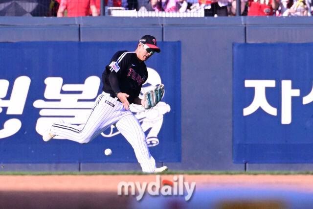 17일 오후 광주 기아챔피언스필드에서 진행된 '2026 신한 SOL KBO리그 포스트시즌' 준플레이오프 1차전 KIA 타이거즈와 LG트윈스의 경기. LG 송찬의가 6회말 무사 박재현의 타구를 포구 실책하고 있다./광주=곽경훈 기자 kphoto@mydaily.co.kr