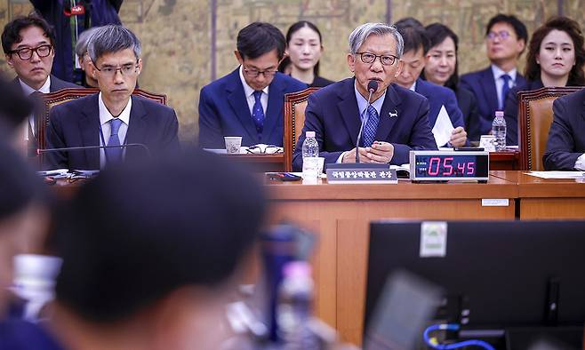 유홍준 국립중앙박물관장이 19일 서울 여의도 국회에서 열린 문화체육관광위원회의 문화체육관광부 산하 공공기관 및 유관기관 국정감사에서 질문에 답하고 있다. 뉴시스