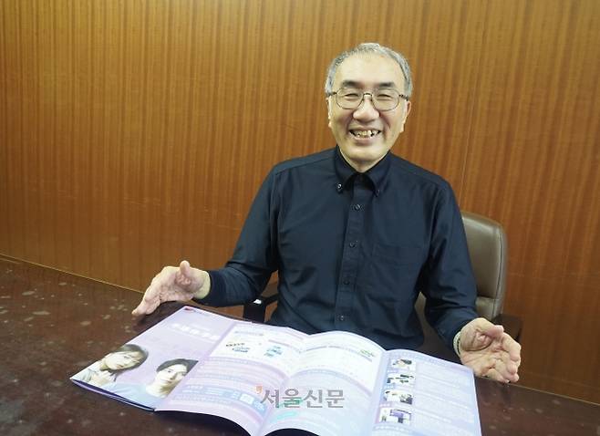 내년 4월 개설되는 일본 최초의 독립 반도체학부를 이끌 아마노 히데하루 초대 학부장 내정자가 지난 16일 일본 규슈 구마모토현립대에서 신설 반도체학과 홍보 팸플릿을 소개하고 있다. 그는 “모든 학생이 늦어도 3학년 중반까지 일정 규모의 집적회로를 설계하도록 하는 것이 목표”라며 “제조 현장에서 일하더라도 반도체 전체를 이해하고 설계할 수 있어야 한다”고 강조했다.