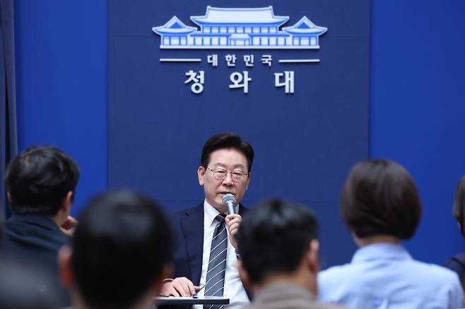 이재명 대통령이 19일 청와대 춘추관을 방문해 기자들과 간담회를 하고 있다. 2026.10.19. 뉴시스
