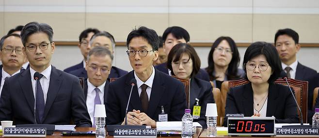 정용환 서울광역공소청장 직무대리(가운데)가 19일 국회 법제사법위원회에서 열린 서울광역공소청(옛 서울고검) 등에 대한 국정감사에서 의원 질의에 답하고 있다. ⓒ연합뉴스