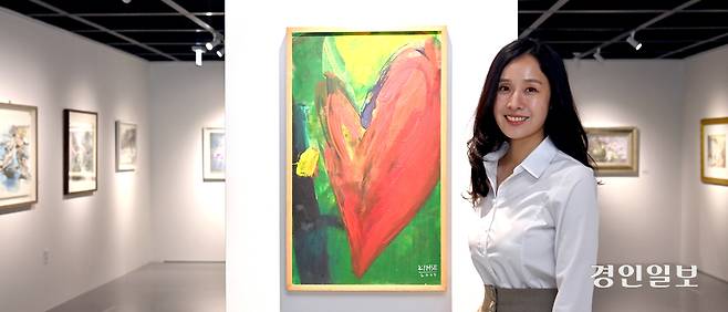 인천 제물포구 우리미술관 구영은 큐레이터가 포즈를 취하고 있다. 2026.10.19 /김용국기자 yong@kyeongin.com
