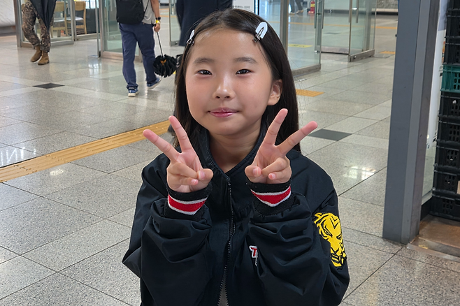 20일 준플레이오프 3차전이 열리는 서울 잠실구장으로 향하기 위해 전남광주통합특별시 광주송정역을 찾은 KIA 타이거즈 김태군 선수의 딸 김송희(11)양이 응원의 목소리를 전하고 있다. 이시호 인턴기자