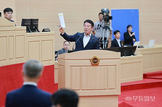 전경선 전남광주통합특별시의원(더불어민주당·목포5)이 지난 13일 제4회 임시회 본회의에서민형배 광주특별시장을 상대로 시정질문하고 있다. /광주특별시의회 제공