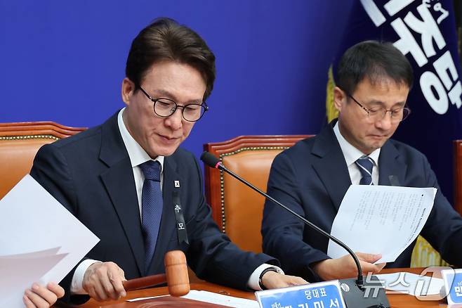 김민석 더불어민주당 대표가 19일 서울 여의도 국회에서 열린 최고위원회의에서 의사봉을 두드리고 있다. 2026.10.19 ⓒ 뉴스1 신웅수 기자