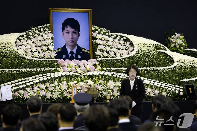 추미애 경기도지사가 19일 오전 경기 부천시 부천체육관에서 엄수된 고 김진석 소방위 영결식에 참석해 영결사를 마친 후 자리로 앉고 있다. (공동취재) 2026.10.19 ⓒ 뉴스1 구윤성 기자