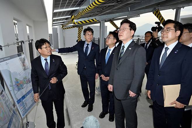 이재명 대통령이 20일 인천 계양 공공주택지구에서 3기 신도시 현장 시찰을 하고 있다. ⓒ청와대통신사진기자단