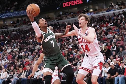 Bucks Bulls BasketballMilwaukee Bucks guard Kevin Porter Jr., left, drives to the basket against Chicago Bulls forward Matas Buzelis during the first half of an NBA basketball game in Chicago, Sunday, March 1, 2026. (AP Photo/Nam Y. Huh)