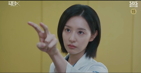 SBS 드라마 <닥터 X : 하얀 마피아의 시대>의 주인공 ‘계수정’(김지원)은 부패한 병원에 맞서는 독특한 능력자다. SBS 제공