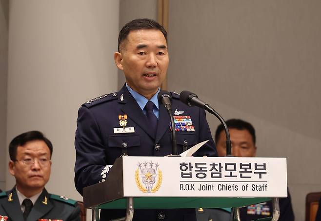 진영승 합참의장이 지난 8일 서울 용산구 국방부에서 열린 국회 국방위원회의 합동참모본부 등 국정감사에서 업무보고를 하고 있다. 국회사진기자단