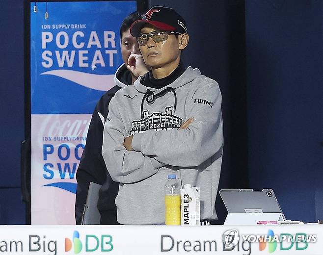 경기 지켜보는 염경엽 LG 감독 (서울=연합뉴스) 이지은 기자 = 20일 서울 잠실야구장에서 열린 프로야구 2026 포스트시즌 준플레이오프 3차전 KIA 타이거즈와 LG 트윈스의 경기. 염경엽 LG 감독이 경기를 지켜보고 있다. 2026.10.20 jieunlee@yna.co.kr
