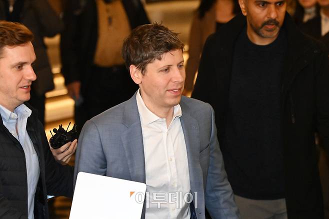 오픈AI 창립자 샘 올트먼이 2025년 서울 중구 더플라자호텔에서 열린 카카오 기자간담회에 참석하고 있다(이투데이DB)