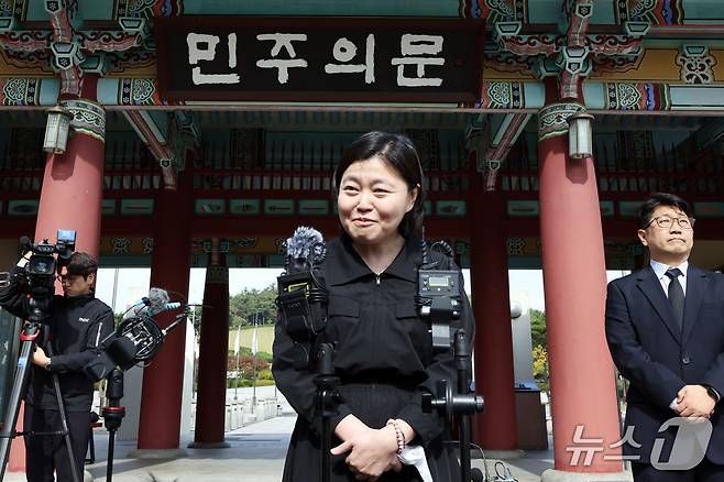 임은정 광주중수청장이 16일 오전 전남광주 북구 국립5·18민주묘지를 찾아 헌화 및 분향을 마친 뒤 민주의 문 앞에서 취재진 질문에 답하고 있다. 2026.10.16 ⓒ 뉴스1 조수민 기자