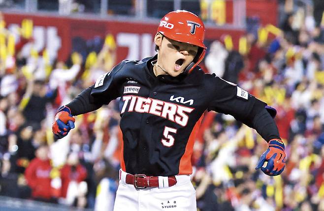 “게임 끝” KIA 김도영이 20일 LG와의 프로야구 준플레이오프 3차전에서 2회초 만루 홈런을 때린 뒤 포효하고 있다. 시리즈 세 경기에서 9타수 3안타(3홈런) 8타점을 올린 그는 준플레이오프 MVP(최우수선수)로 뽑혔다. /연합뉴스