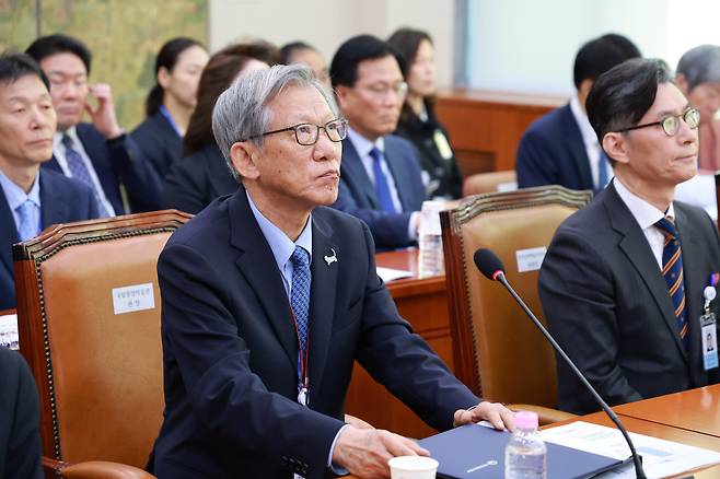 유홍준 국립중앙박물관장이 19일 서울 여의도 국회에서 열린 문화체육관광위원회의 국립중앙박물관 등에 대한 국정감사에서 생각에 잠겨 있다. /남강호 기자