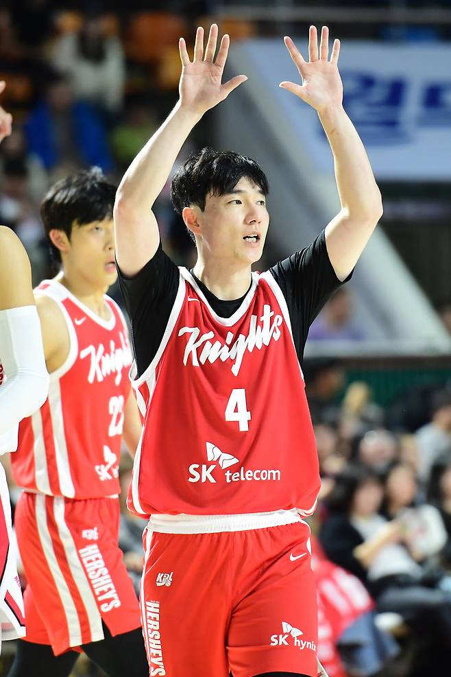 20일 잠실학생체육관에서 열린 SK와 정관장의 2026~27 KCC 프로농구 정규리그 경기. SK 김낙현이 작전을 지시하고 있다. 사진=KBL