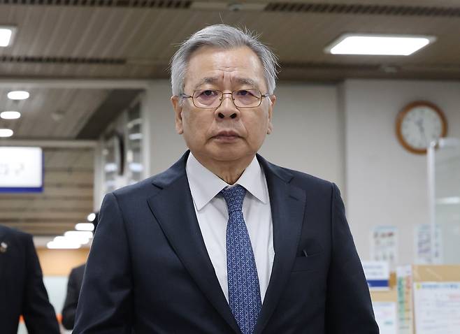 화천대유자산관리 대주주 김만배씨의 ‘50억 클럽’ 의혹에 연루돼 재판에 넘겨진 박영수 전 특별검사가 21일 서울 서초구 서울고법에서 열린 항소심 선고 공판에 출석하고 있다. 연합뉴스