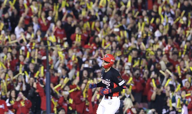 KIA Tigers' Kim Do-yeong rounds the bases after hitting a grand slam with one out in the top of the second inning against the LG Twins in Game 3 of KBO's first round of the playoffs at Jamsil Baseball Stadium in Songpa District, southern Seoul, on Oct. 20. YONHAP