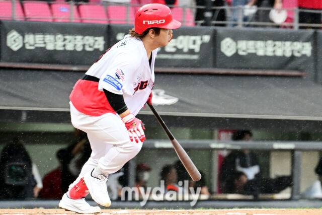 18일 오후 광주 기아챔피언스필드에서 진행된 '2026 신한 SOL KBO리그 포스트시즌' 준플레이오프 2차전 KIA 타이거즈와 LG트윈스의 경기. KIA 김선빈이 1회말 1사 2,3루에서 2타점 적시타를 때리고 있다./마이데일리