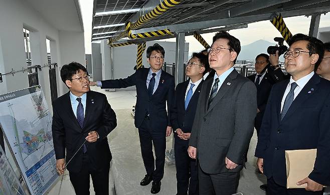 이재명 대통령이 지난 20일 인천 계양 공공주택지구를 찾아 3기 신도시 현장 시찰을 하고 있다. 연합뉴스
