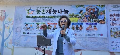 농촌마을 노인을 위한 재능기부의 일환으로 주특기인 노래를 부르는 주혜란 박사. 영월요양병원 제공