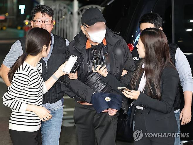 검거된 역삼동 방화 용의자 (서울=연합뉴스) 김도훈 기자 = 20일 서울 강남구 역삼동 소재 건물 두 곳에서 연달아 방화한 혐의를 받는 70대 남성 A씨가 서울 수서경찰서로 압송되고 있다. 2026.10.20 superdoo82@yna.co.kr