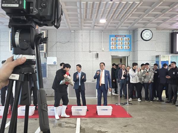 22일 지홍태 굴수하식수산업협동조합장이 초매식에 앞서 열린 행사에서 특별경매가를 부르고 있다. /표세호 기자