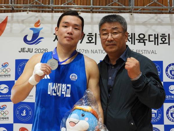 문예찬(23·왼쪽)이 김석환 마산대 복싱부 감독과 함께 21일 제주제일고 체육관에서 은메달 기념 사진을 찍고 있다. /김다솜 기자