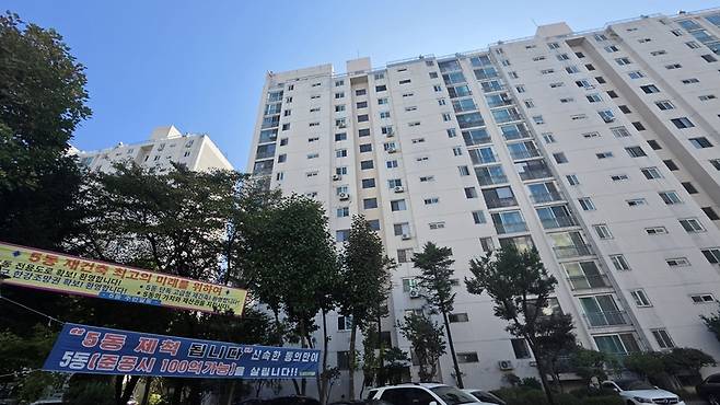 ▲20일 서울 광진구 광장동 광장극동아파트 단지에 재건축 추진을 둘러싼 상반된 입장의 현수막이 걸려 있다. 한쪽에서는 1차 5동의 재건축 사업구역 제척 가능성을 알리며 조합설립 동의를 촉구하는 반면, 다른 쪽에서는 5동의 독자적인 재건축과 한강 조망권 확보를 주장하고 있다. 사진=장혜원 기자