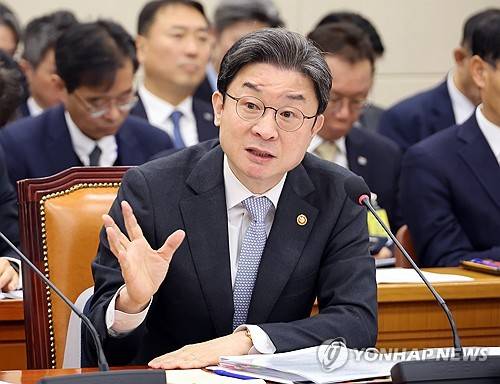 국감 답변하는 이억원 금융위원장(서울=연합뉴스) 배재만 기자 = 이억원 금융위원장이 22일 국회에서 열린 정무위원회 국정감사에서 위원 질문에 답하고 있다. 2026.10.22 scoop@yna.co.kr