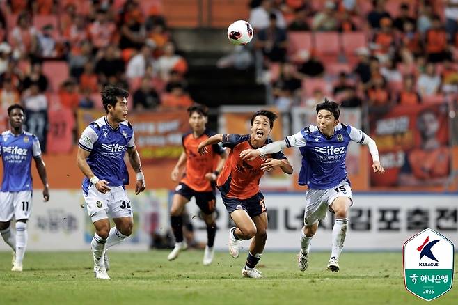 제주와 인천은 스플릿 A 한자리를 놓고 다툰다.(한국프로축구연맹 제공)