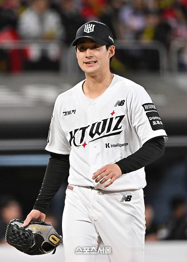 KT 스기모토가 23일 수원케이티위즈파크에서 열린 2026 KBO리그 KIA와 경기 7회초 등판해 무실점으로 이닝을 마친 뒤 미소를 지으며 더그아웃으로 들어가고 있다. 수원 | 박진업 기자 upandup@sportsseoul.com