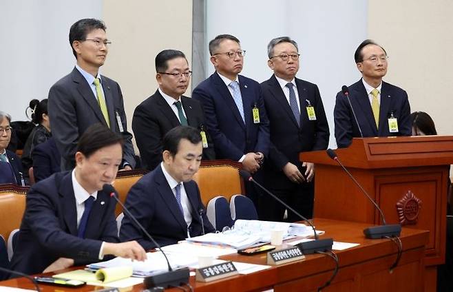 강태영(왼쪽부터) NH농협은행장, 정상혁 신한은행장, 이호성 하나은행장, 정진완 우리은행장, 이환주 KB국민은행장이 지난 19일 서울 여의도 국회에서 열린 정무위원회 국정감사(금융감독원 등)에서 이찬진 금융감독원장의 발언을 듣고 있다. ⓒ뉴시스