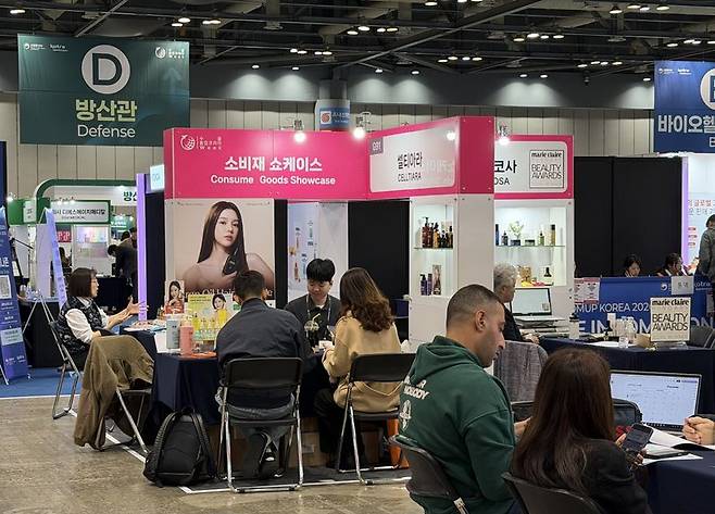 대한무역투자진흥공사(코트라. KOTRA)와 산업통상부가 22일 경기 고양 킨텍스에서 개최한 '수출 붐업코리아' 행사장에서 국내 기업 관계자들과 해외 바이어들이 수출 상담을 하고 있다. 사진=박지연 기자