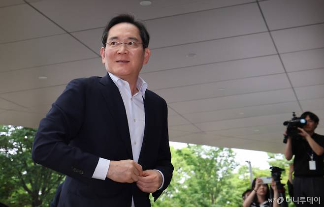이재용 삼성전자 회장. 사진은 지난 7월7일 서울 강서구 김포국제공항 비즈니스센터로 출국하고 있는 모습./사진=뉴시스