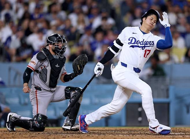 BBA-BBN-SPO-SAN-FRANCISCO-GIANTS-V-LOS-ANGELES-DODGERS - 로스앤젤레스 다저스의 오타니 쇼헤이가 12일(한국시간) 미국 캘리포니아주 유니클로 필드 앳 다저스타디움에서 열린 샌프란시스코 자이언츠와의 홈 경기에서 삼진을 당한 뒤 아쉬워하고 있다. 로스앤젤레스 AFP 연합뉴스