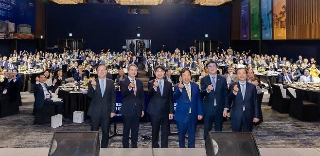 ‘2026년 발전후원의 밤’ 참석자들이 기념사진을 촬영하고 있다. 배희준 분당서울대병원 공공부원장, 천석규 천일식품(주) 대표, 전영태 분당서울대병원장, 손주은 메가스터디그룹 회장, 최휘영 문화체육관광부 장관, 김태우 분당서울대병원 진료부원장(왼쪽부터)