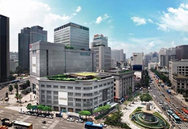 서울 중구 신세계백화점 본점 신관 외관. 신세계의 중앙일보 인수전 참여가 알려진 지 이틀 뒤인 22일 국세청은 신세계인터내셔날과 신세계디에프에 대한 특별 세무조사에 착수했다. /신세계