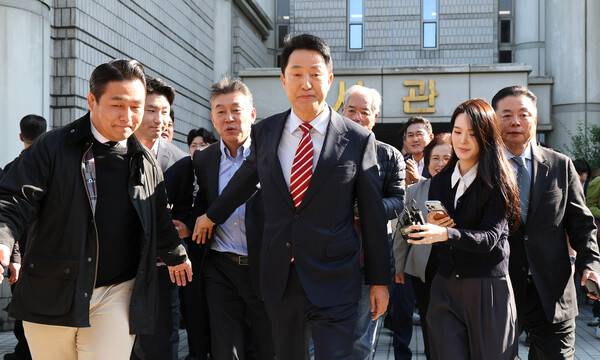 오세훈 서울시장이 23일 서울 서초구 서울고법에서 열린 명태균 여론조사 대납 의혹 사건 항소심 선고 공판 뒤 무죄 판결과 관련해 입장을 밝힌 뒤 이동하고 있다. 2026.10.23. 연합뉴스