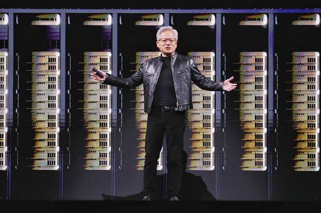 젠슨 황 엔비디아 최고경영자(CEO)가 그래픽처리장치(GPU) '베라 루빈'을 소개하고 있다.(사진=AFP)