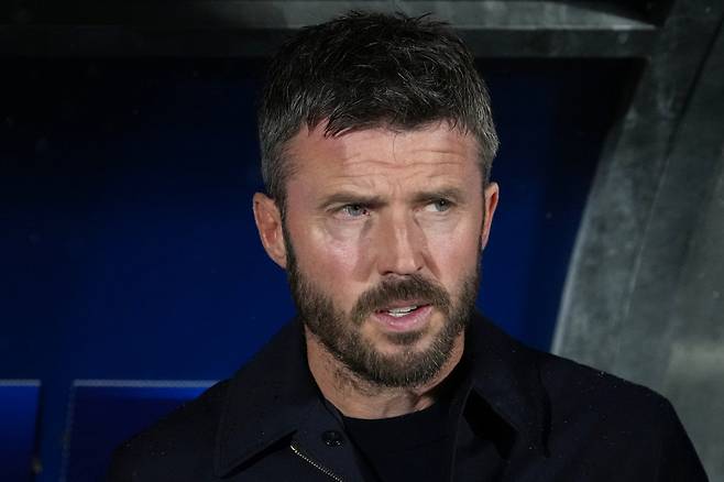 Manchester United's head coach Michael Carrick stands near the bench before the Champions League opening phase soccer match between Como and Manchester United in Como, Italy, Wednesday, Oct. 21, 2026. (AP Photo/Antonio Calanni)<저작권자(c) 연합뉴스, 무단 전재-재배포, AI 학습 및 활용 금지>
