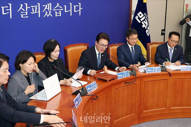 김민석 더불어민주당 대표가 9월 30일 오전 서울 여의도 국회에서 열린 더불어민주당 최고위원회의에서 의사봉을 두드리고 있다. ⓒ데일리안 홍금표 기자